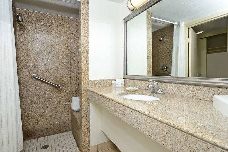 هتل Best Western Plus Holiday Sands Inn & Suites