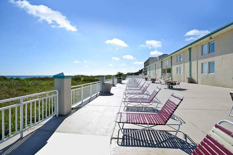 هتل Best Western Plus Holiday Sands Inn & Suites