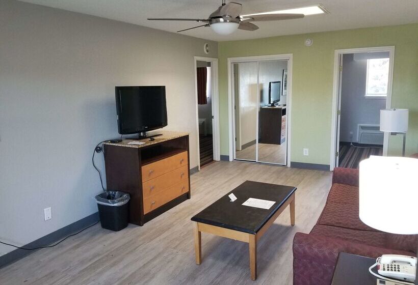 هتل Best Western Plus Holiday Sands Inn & Suites