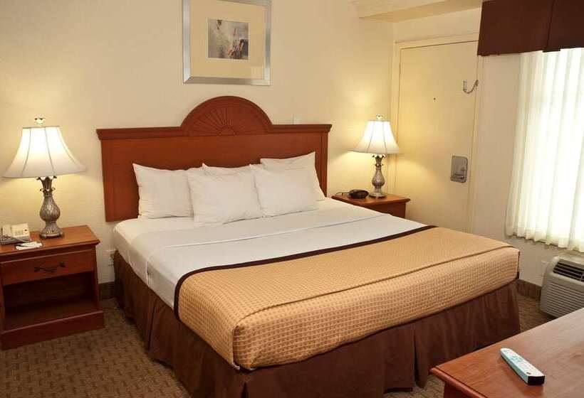 هتل Best Western Plus Holiday Sands Inn & Suites