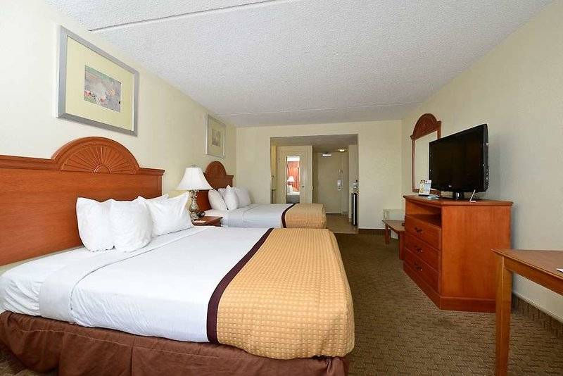 هتل Best Western Plus Holiday Sands Inn & Suites