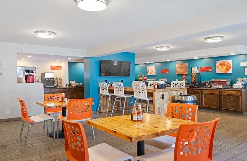 هتل Best Western Plus Holiday Sands Inn & Suites