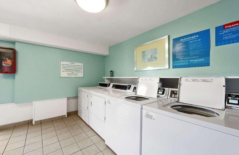 هتل Best Western Plus Holiday Sands Inn & Suites