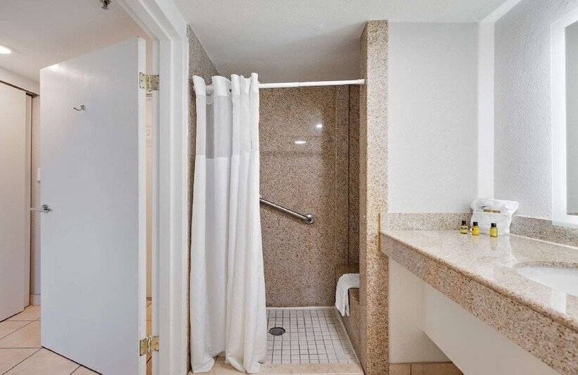 هتل Best Western Plus Holiday Sands Inn & Suites