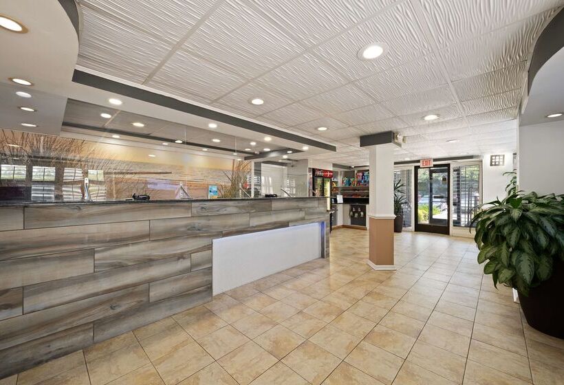 هتل Best Western Plus Holiday Sands Inn & Suites