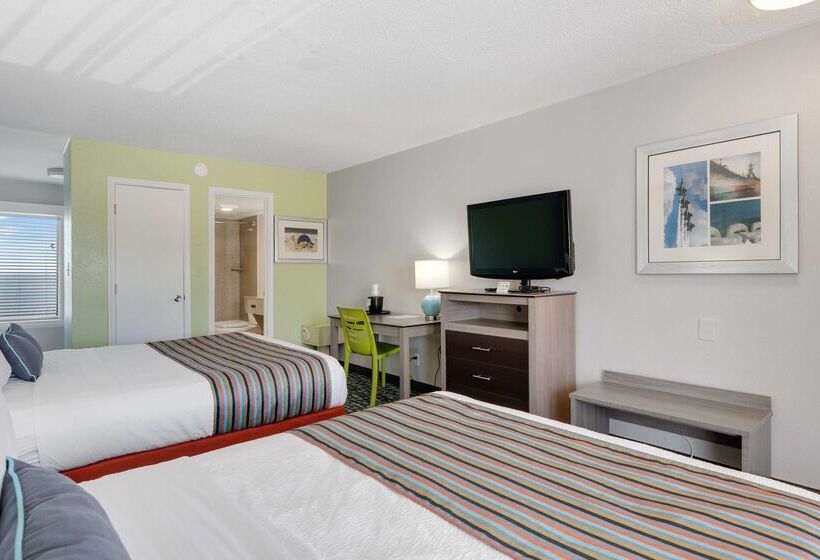 هتل Best Western Plus Holiday Sands Inn & Suites