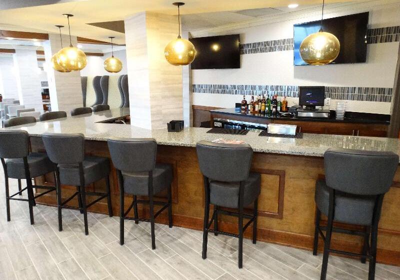 هتل Best Western Premier Airport/expo Center