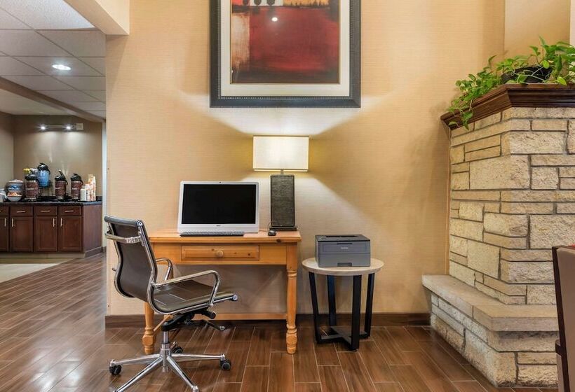 בית מלון כפרי Comfort Inn & Suites Black River Falls I94