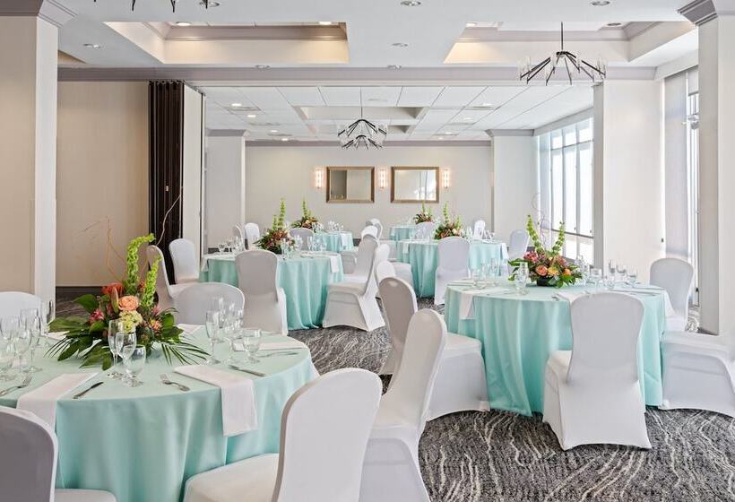هتل Crowne Plaza Melbourne Oceanfront, An Ihg