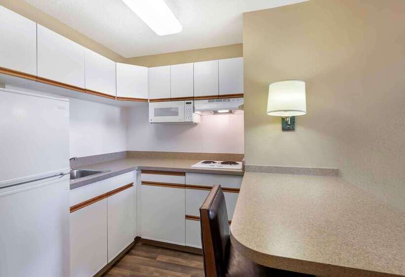 هتل Extended Stay America Suites  Cleveland  Airport  North Olmsted