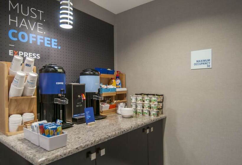 בית מלון כפרי Holiday Inn Express & Suites Jackson Downtown   Coliseum, An Ihg