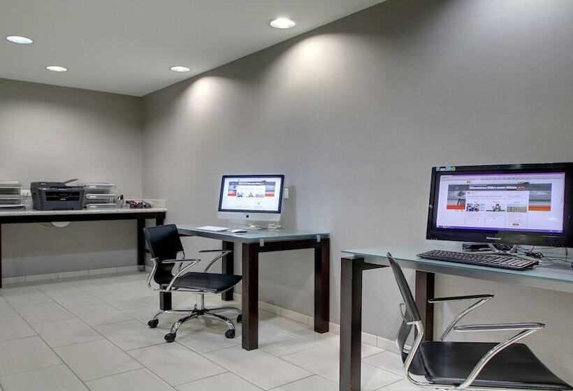 בית מלון כפרי Holiday Inn Express & Suites Jackson Downtown   Coliseum, An Ihg