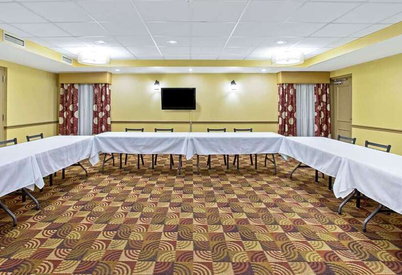 בית מלון כפרי La Quinta Inn & Suites By Wyndham Salina