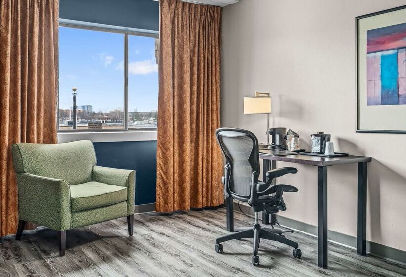 هتل Quality Inn & Suites Mall Of America  Msp Airport