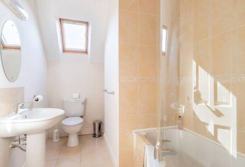 مبيت وإفطار Alaind Lodges