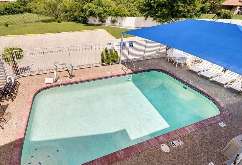 Отель Econo Lodge Inn & Suites Downtown Northeast Near Fort Sam Houston