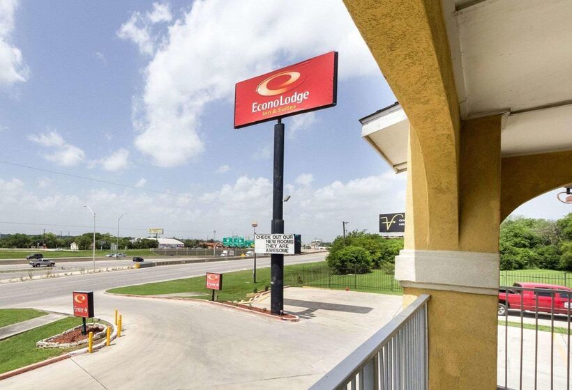 Отель Econo Lodge Inn & Suites Downtown Northeast Near Fort Sam Houston