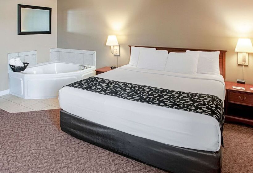 فندق Econo Lodge On The Bay