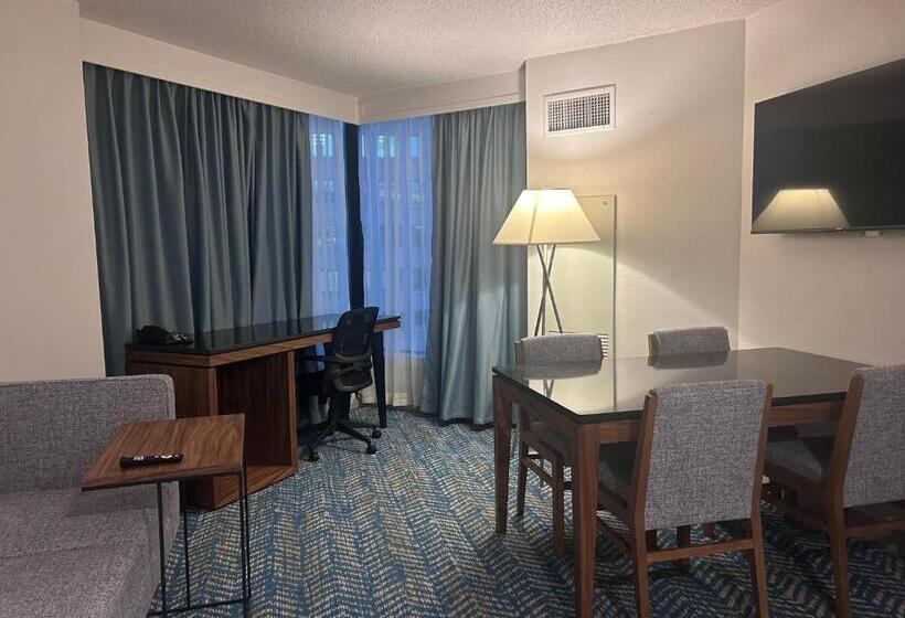 هتل Fort Pontchartrain Detroit, A Wyndham