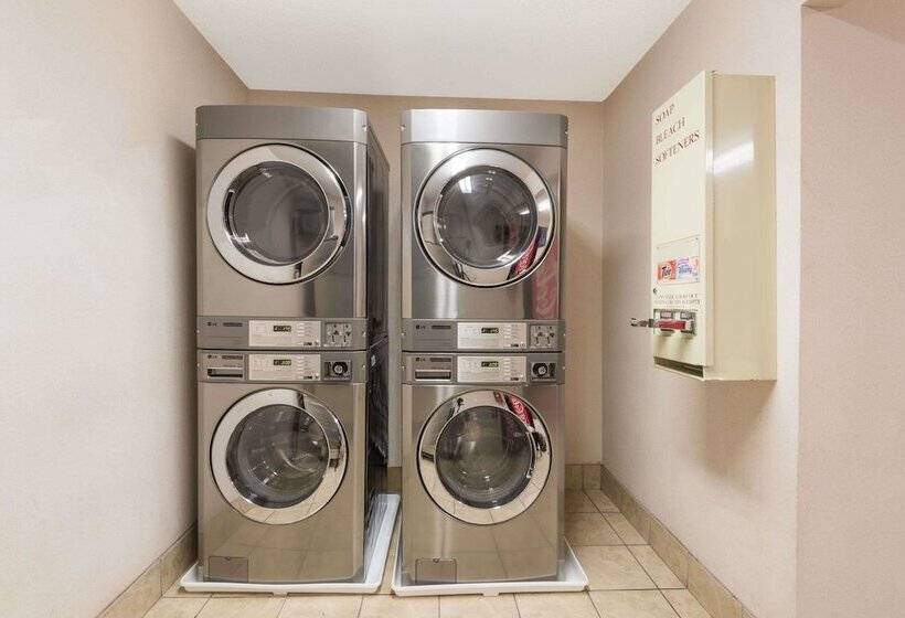 هتل Howard Johnson By Wyndham Springfield