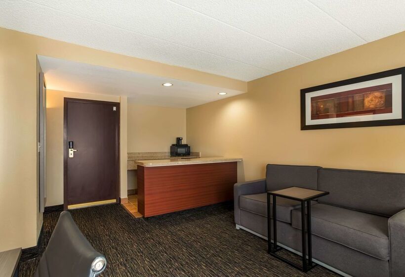 هتل Quality Suites Milwaukee Airport