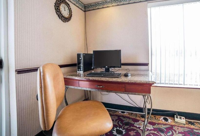فندق على الطريق Rodeway Inn & Suites