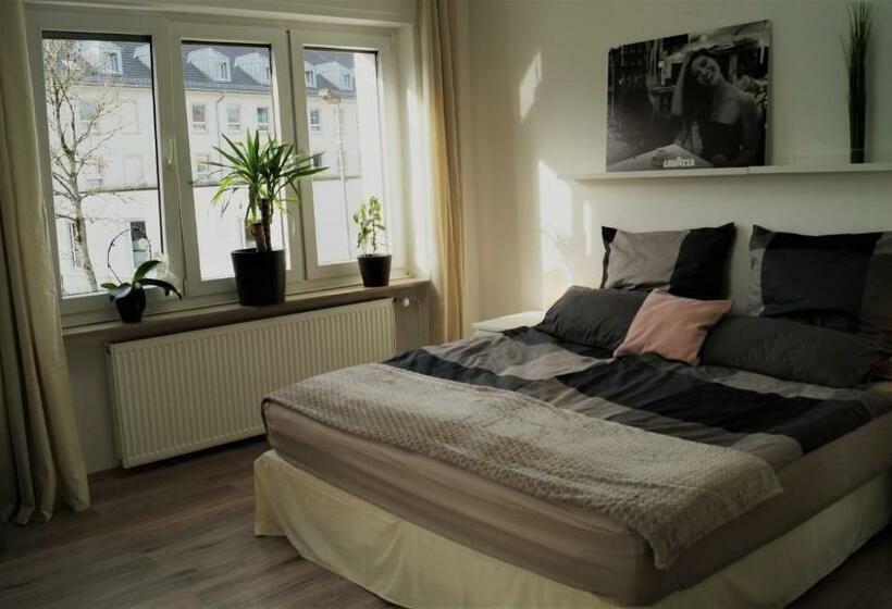 Lazarus Hotel & Restaurant