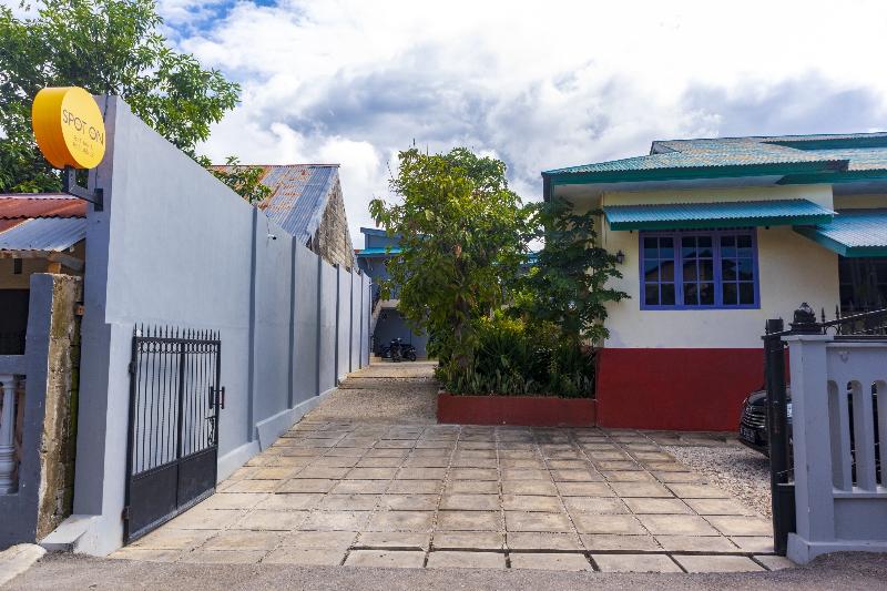 هتل Spot On 2063 Bethania Residence