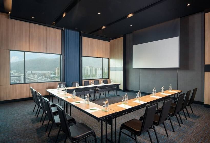 هتل Holiday Inn & Suites Siracha Laemchabang, An Ihg