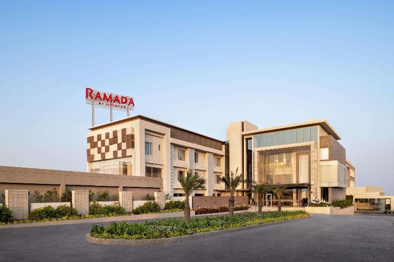 호텔 Ramada By Wyndham Gandhidham Shinay