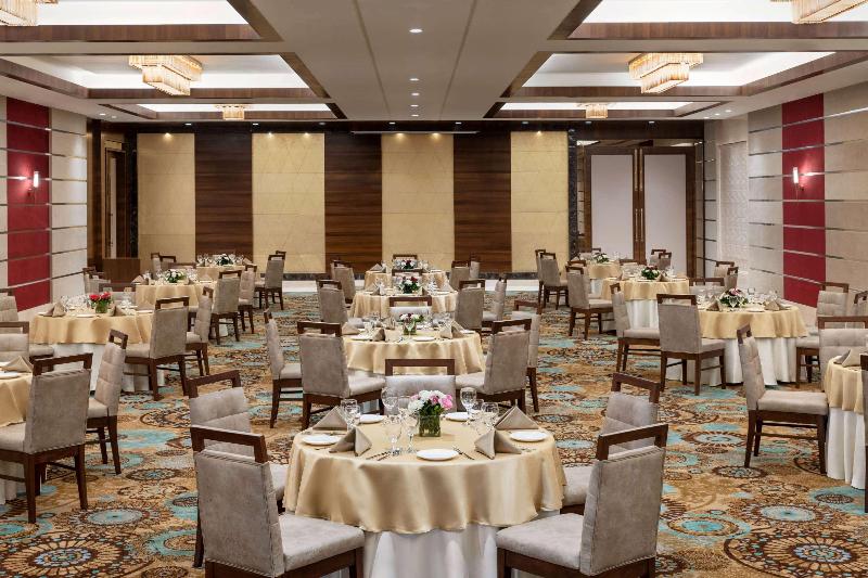 호텔 Ramada By Wyndham Gandhidham Shinay