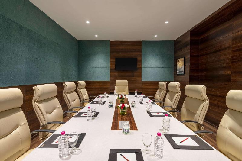 호텔 Ramada By Wyndham Gandhidham Shinay