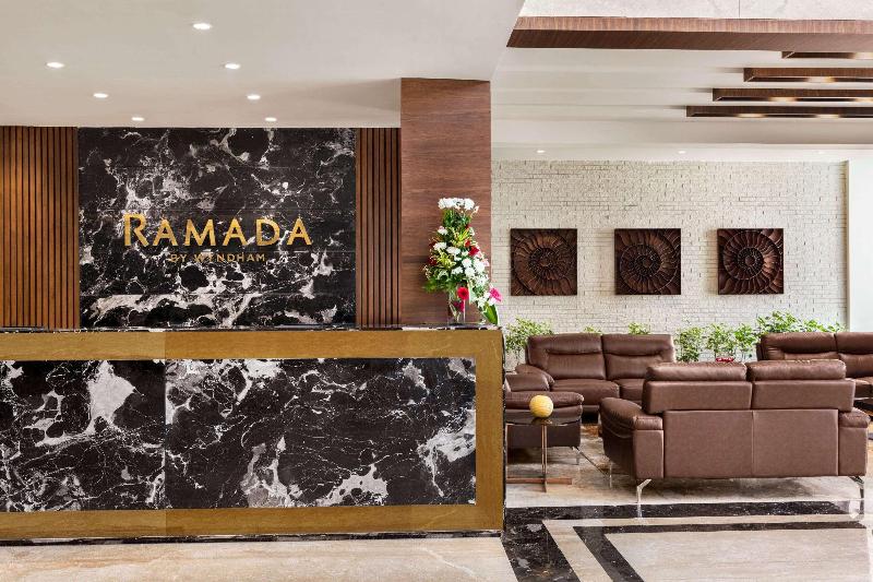 호텔 Ramada By Wyndham Gandhidham Shinay