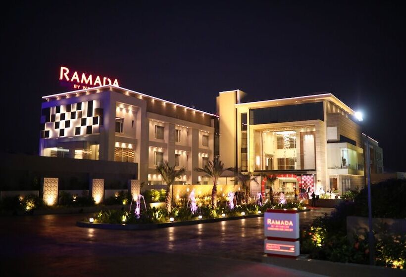 호텔 Ramada By Wyndham Gandhidham Shinay