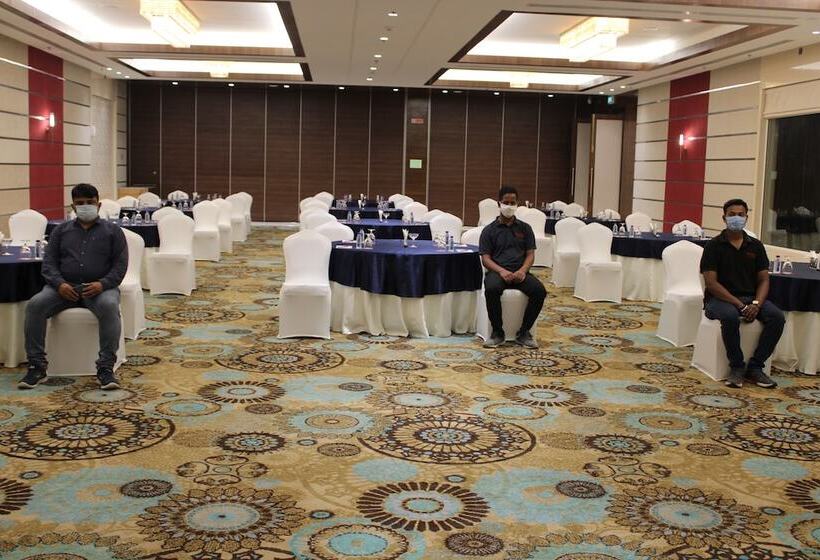 호텔 Ramada By Wyndham Gandhidham Shinay