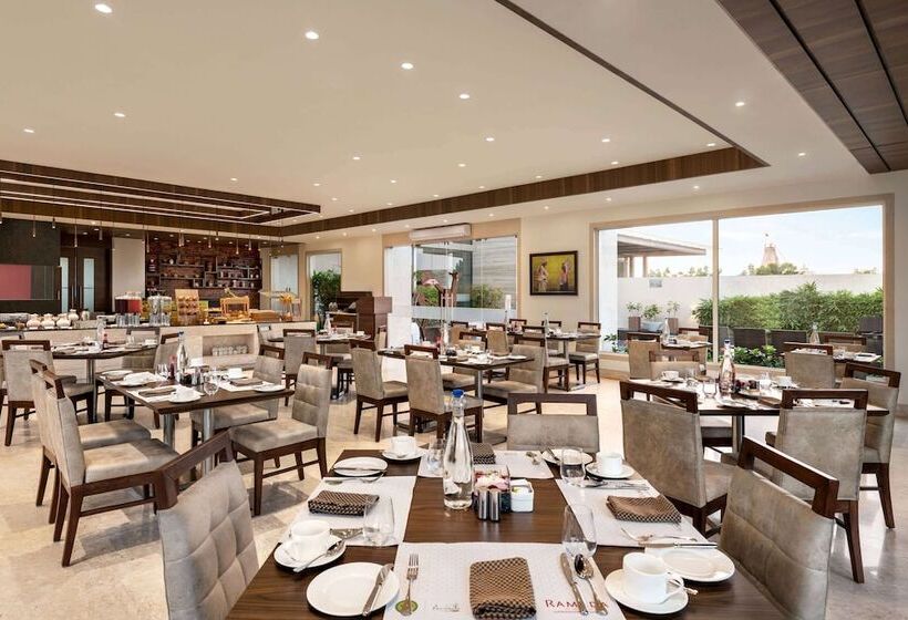 호텔 Ramada By Wyndham Gandhidham Shinay