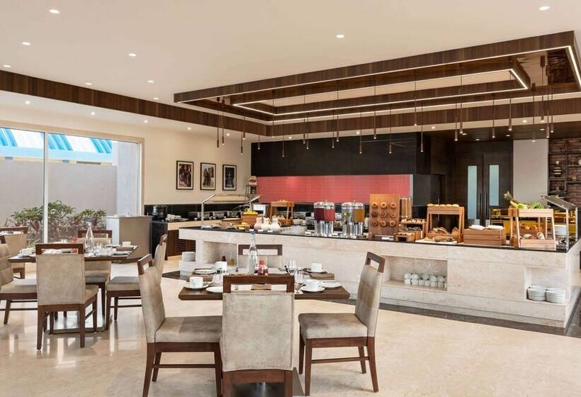 호텔 Ramada By Wyndham Gandhidham Shinay