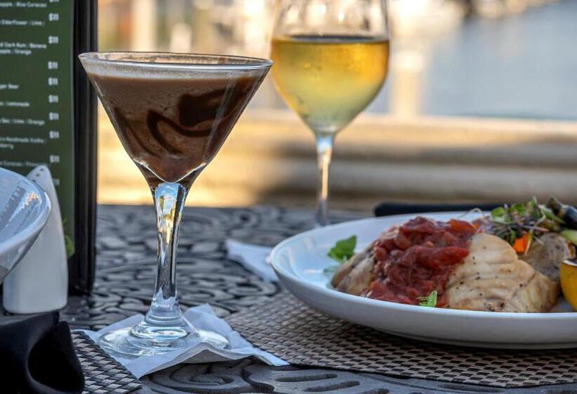 בית מלון כפרי Bayfront Inn 5th Avenue