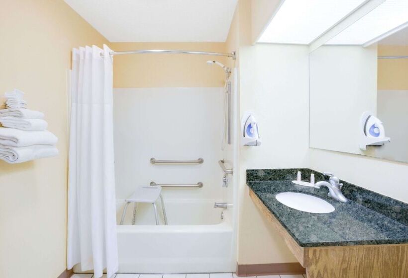 فندق Baymont By Wyndham Ozark