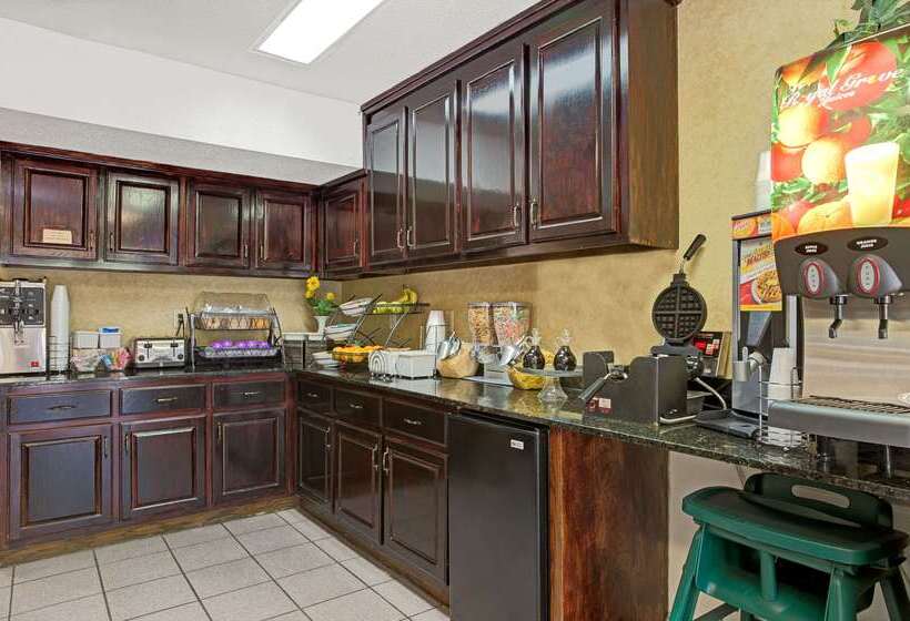 ホテル Baymont By Wyndham Smithfield