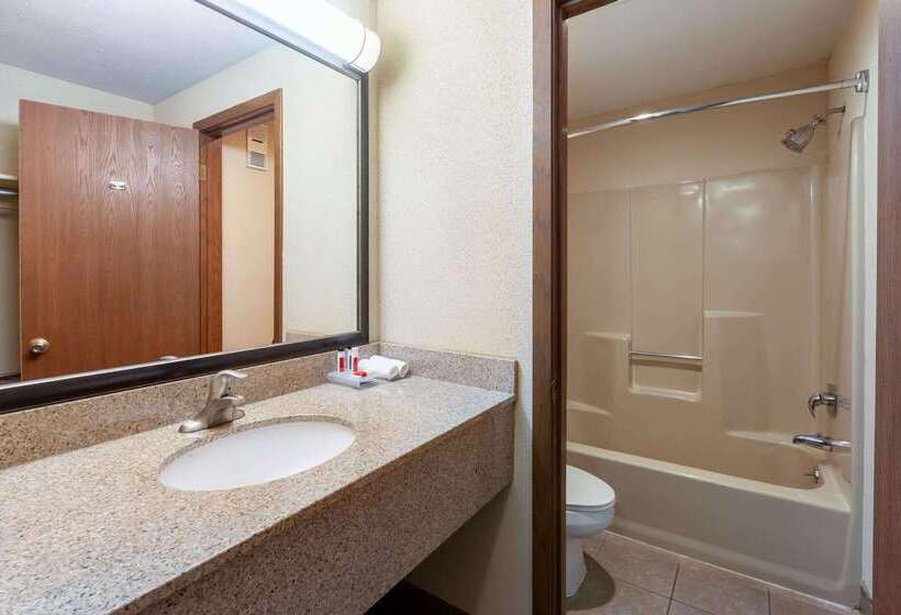 فندق Baymont By Wyndham St. Ignace Lakefront