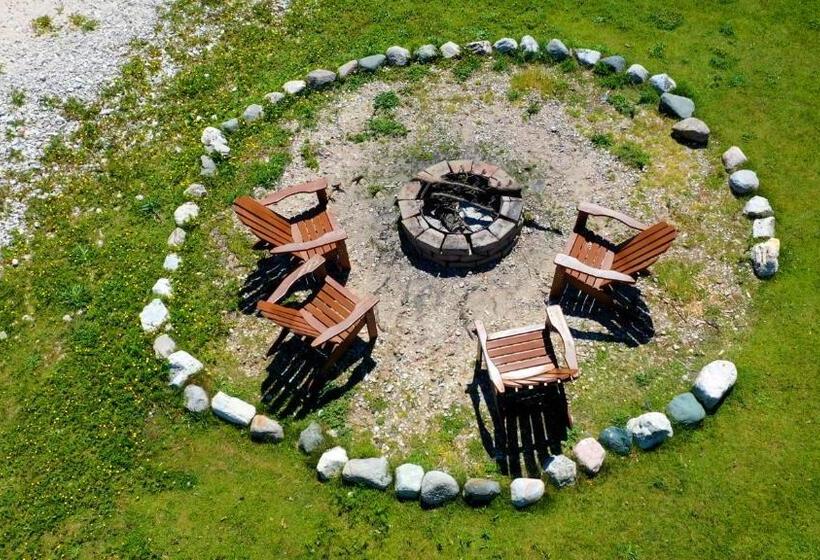 בית מלון כפרי Days Inn & Suites By Wyndham St. Ignace Lakefront