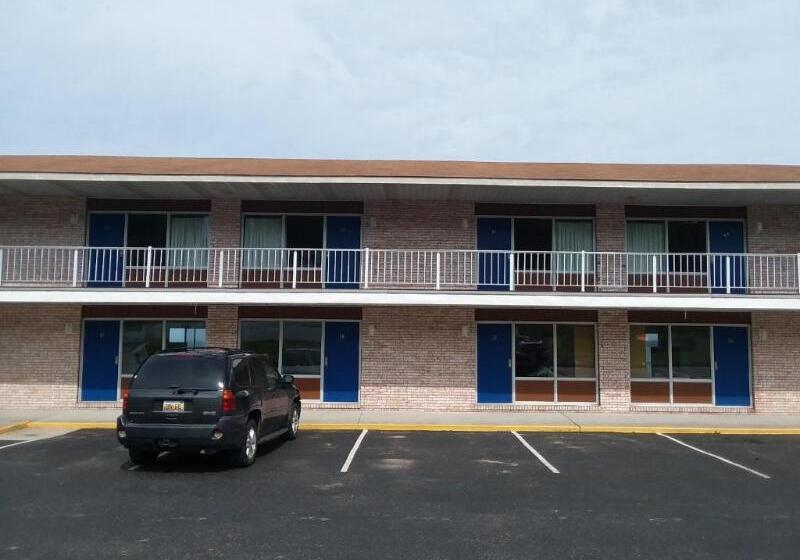 בית מלון כפרי Days Inn & Suites By Wyndham St. Ignace Lakefront