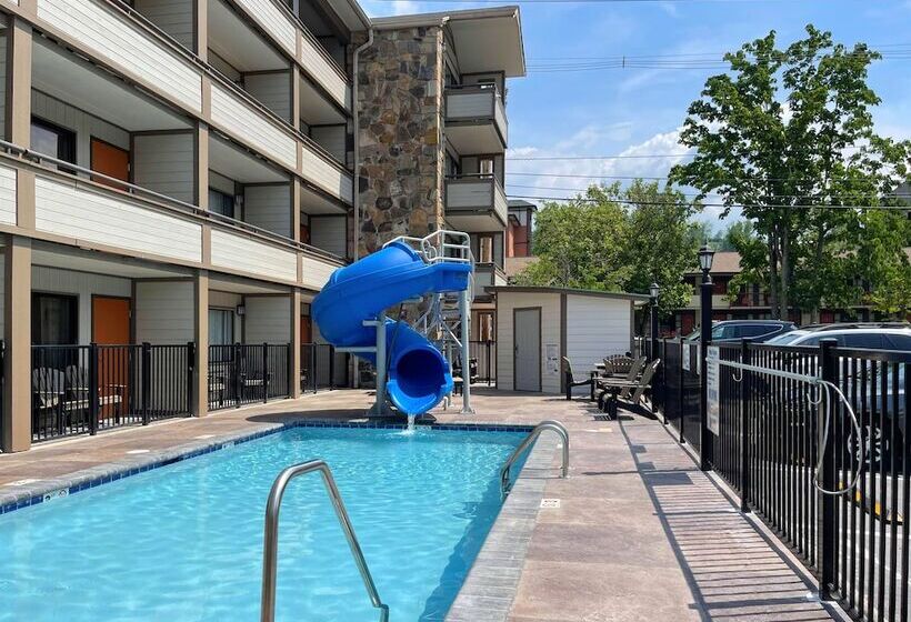 בית מלון כפרי Howard Johnson By Wyndham Downtown Gatlinburg