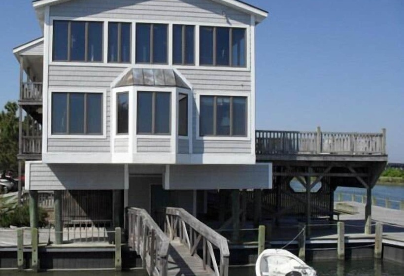 فندق Island Resort