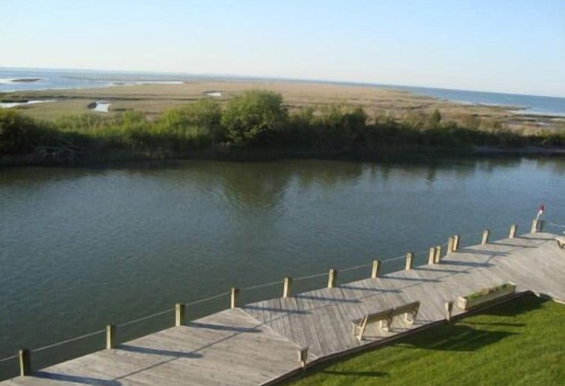 فندق Island Resort