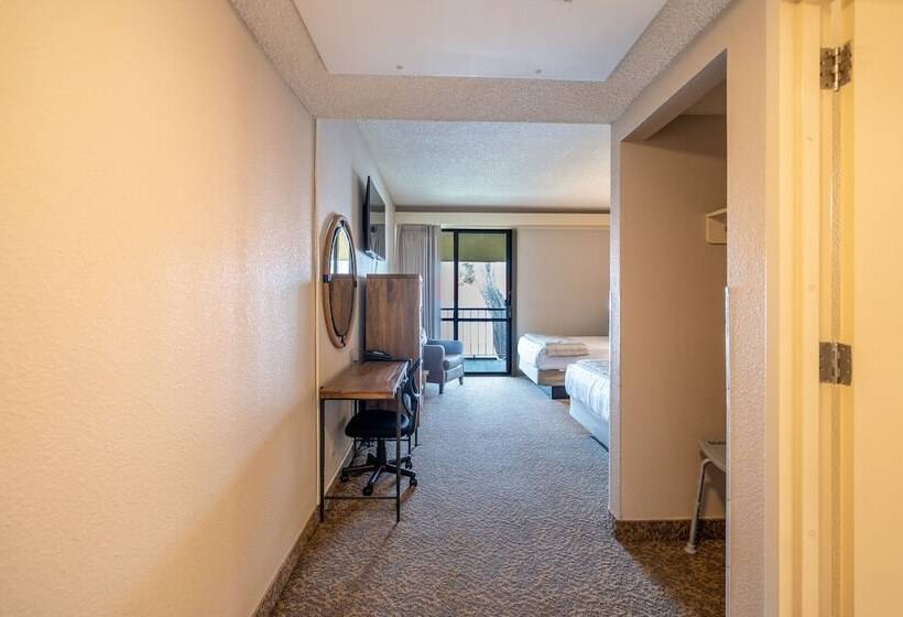 فندق Kellogg West Conference Center And