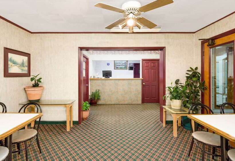 בית מלון כפרי Knights Inn Galax