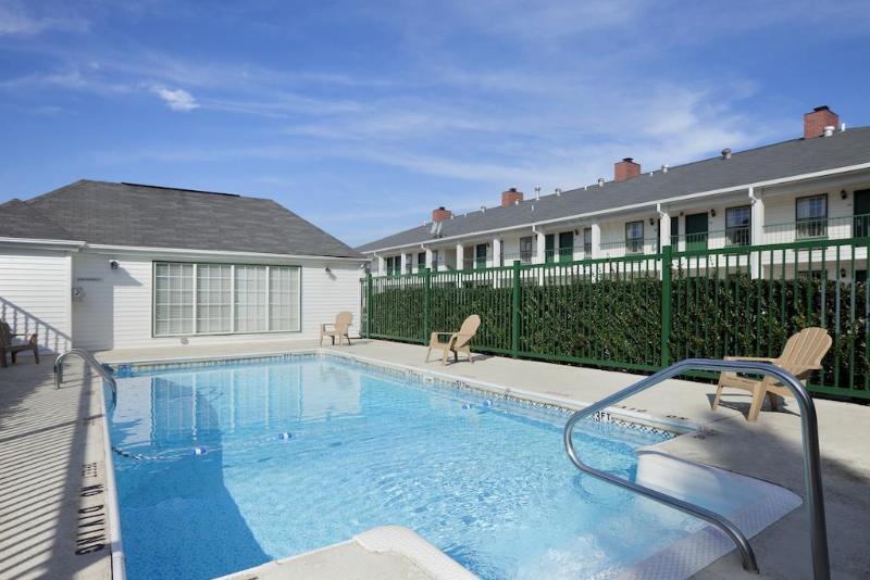 فندق Red Roof Inn & Suites Calhoun