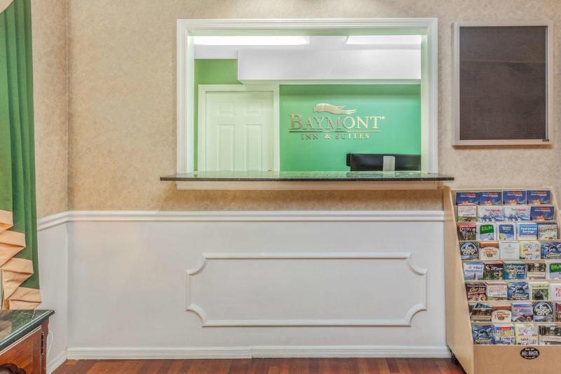 فندق Red Roof Inn & Suites Calhoun